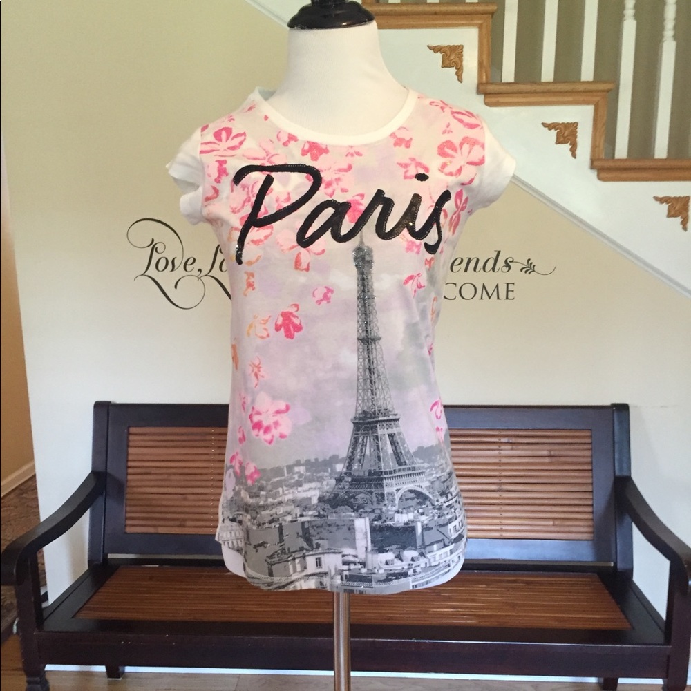 Graphic tee(s)